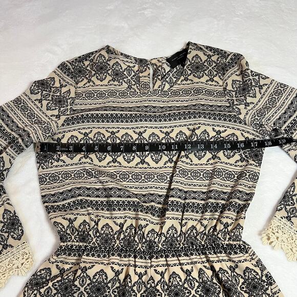 Romeo & Juliet Couture Crewneck Boho Print Lace Trim Playsuit Romper Size Small - Picture 10 of 14